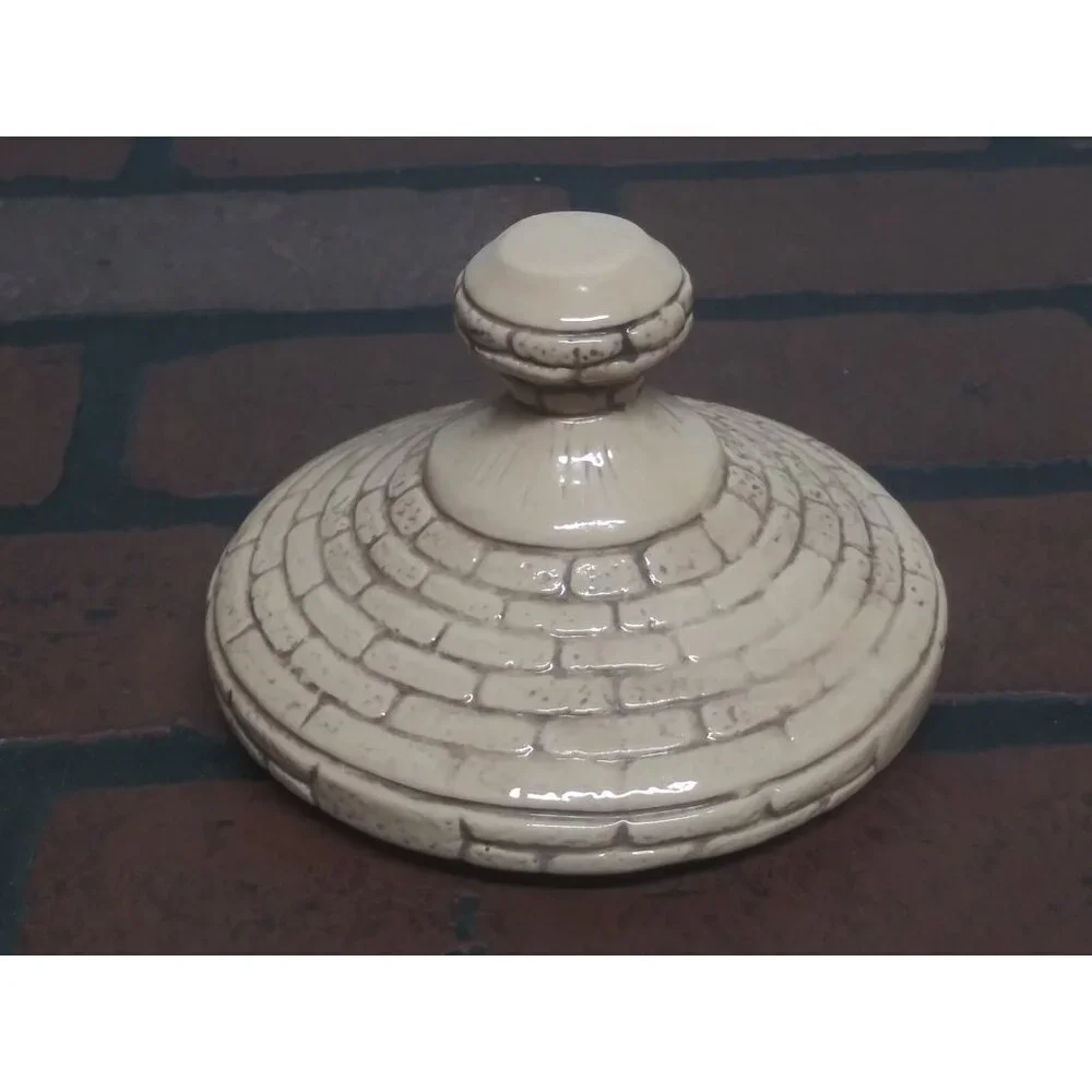 Vintage ceramic lid only 4&5/8
